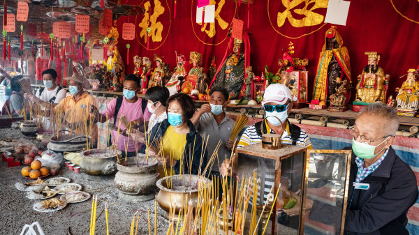4月30日是佛誕節，香港離島長洲舉行一年一度的太平清醮，不少善信專程乘船前往祭祀，島上香火鼎盛。（圖片來源：Anthony Kwan/Getty Images）