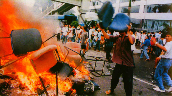 1998年5月14日在印尼首都雅加達，暴徒燒毀商品。