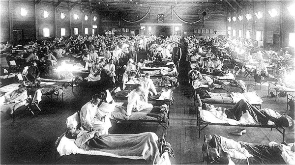 美国堪萨斯州赖利堡的军营医院，病房内被感染西班牙流感的军人塞满。