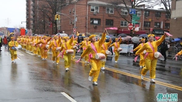 纽约黄历新年大游行中的腰鼓队。（摄影：柳笛/看中国）