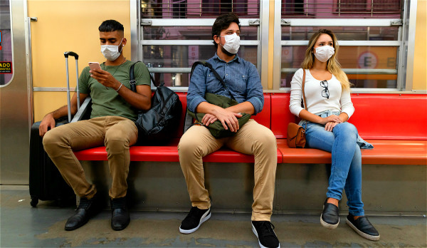 中共肺炎可以很容易的从感染者传播到健康人，搭乘大众运输工具应戴上口罩。