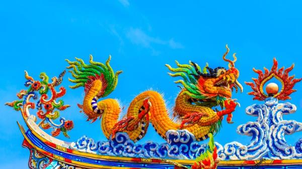 龙是中国神话与传说中出现的一种生物，在古代有许多与龙相关的记载。