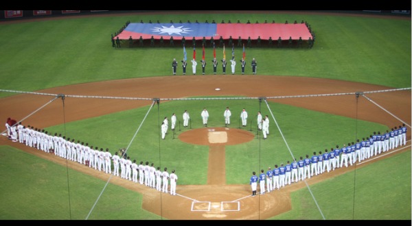 國防部109年「台灣加油！國軍加油！」職棒開場活動7日在桃園國際棒球場舉行，現場兩隊選手列隊，由33化兵群官兵領唱國歌。