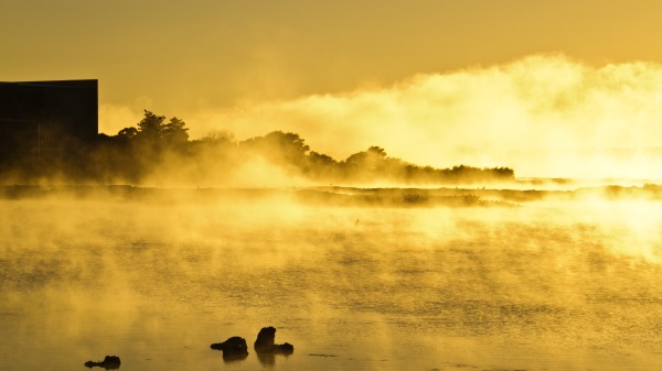 早晨时分的罗托马哈湖。