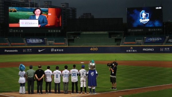 史丹佛大学学者祁凯立表示，看见在台湾的职业棒球（中华职棒、中职）开打，象征着正常生活指日可待。