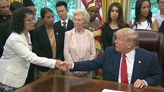2019年7月17日下午，美國總統川普在白宮與17個國家的宗教迫害幸存者會面，包括法輪功學員張玉華（左一）。（白宮視頻截圖）