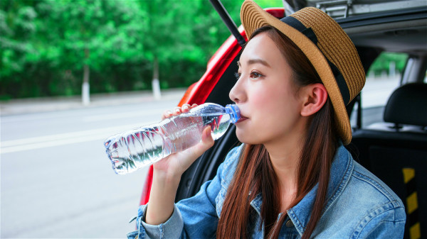 焦躁疲惫时，喝水能醒脑。