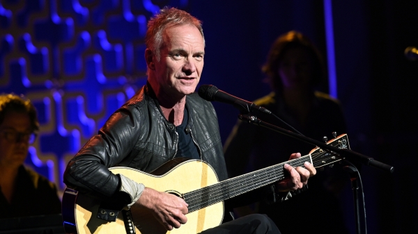 史汀（Sting）也在家中直播演出，为这场募款活动尽一分心力。