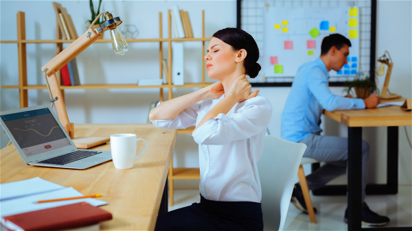应适度变换颈部的姿势，最好每工作一小时休息几分钟。
