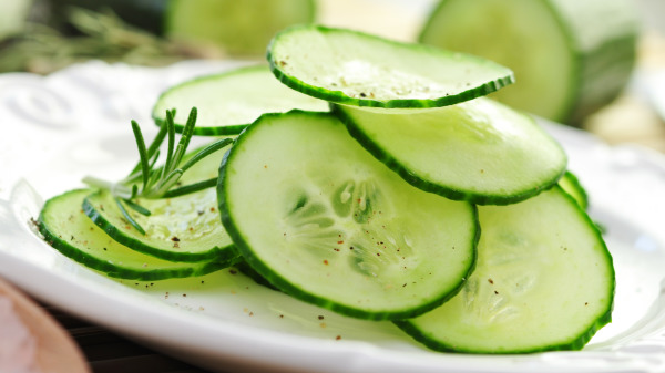 夏天做一盘凉拌小黄瓜放在冰箱中，吃饭时就可享受到最棒的酸酸甜甜开胃菜。