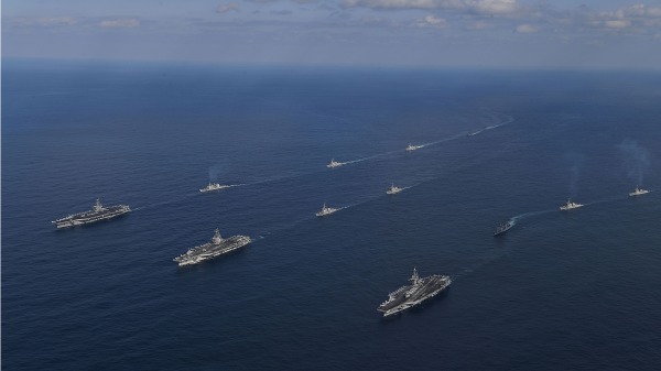 美军的三大航母尼米兹号（左）、里根号（中）和罗斯福号（右）与韩国的驱逐舰举行联合军演。（图片来源：South Korean Defense Ministry/Getty Images）
