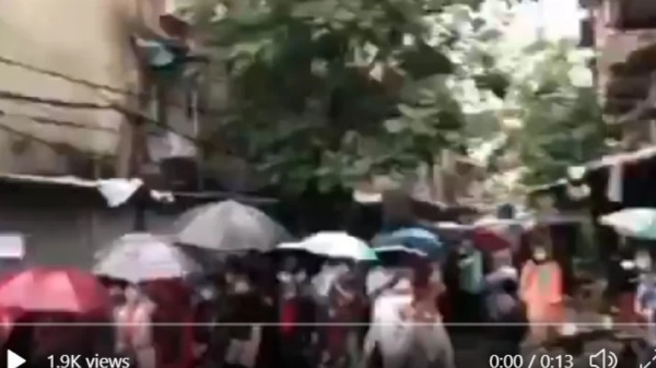 武汉人冒雨进行核酸检测（视频截图）