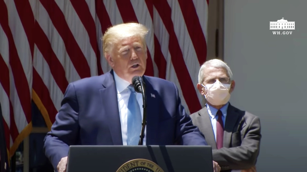 5月15日中午，川普總統在白宫玫瑰花园，就疫苗开发发表演讲。
