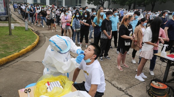 2020年5月15日，武漢市的一條街道上居民們排隊等候病毒篩檢