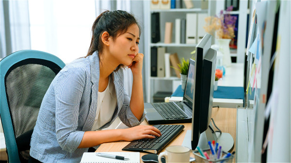 女性上班族每天久坐在电脑面前