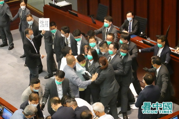 5月18日的香港立法会，北京透过立法会主席梁君彦，强行委任根本没有资格主持会议的亲共议员陈健波，绕过正常程序去举行内会主席选举。