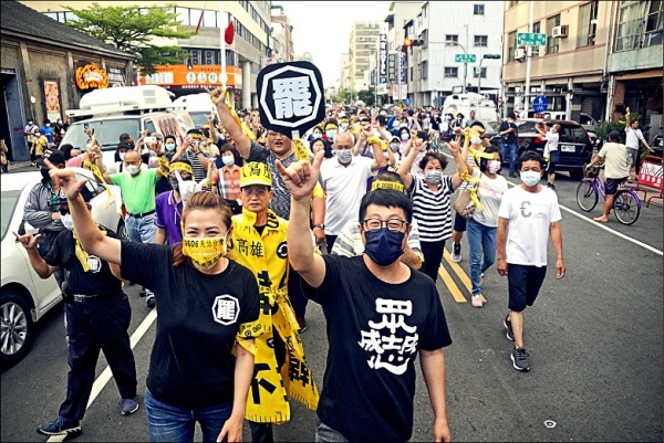 Wecare高雄发起人尹立、台湾基进党主席陈奕齐，以及新闻部副主任张博洋认为，罢韩才是主流民意，6月6日出来投票是为了守护高雄。