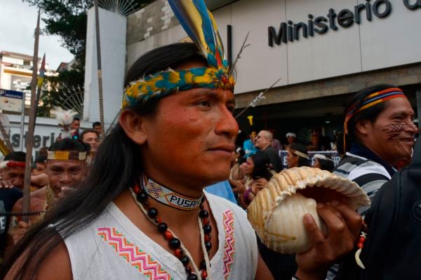 2019年9月4日，厄瓜多尔原住民在基多市环境部面前抗议，声援受亚马逊雨林火灾影响的巴西亚马逊原住民。