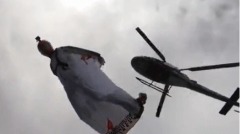 她穿翼装从2500米跳下降落伞没打开(视频)