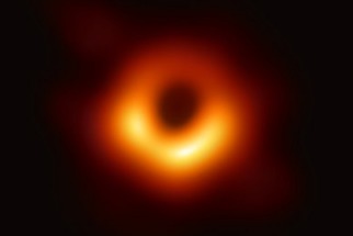 科学家在星系M87上拍到的黑洞。