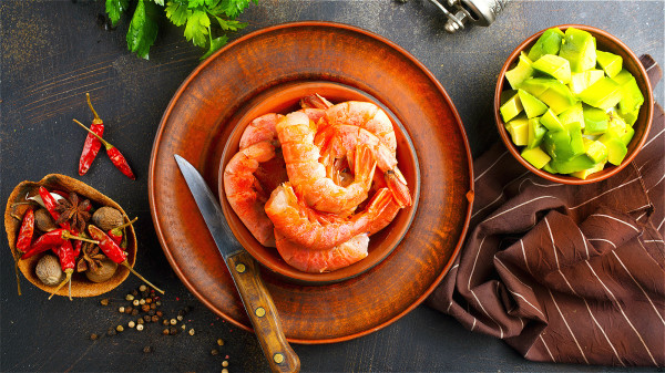 “水煮虾”做法和用料都非常简单，吃起来特别鲜美。