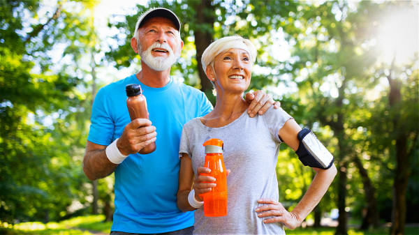 多喝水、加强锻练都有助于控制血脂。