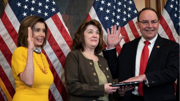 5月19日，众议院议长南希·佩洛西（Nancy Pelosi）与新上任的众议员汤姆·蒂法尼（Tom Tiffany）和他的妻子在宣誓就职典礼上。（图片来源：Drew Angerer/Getty Images）