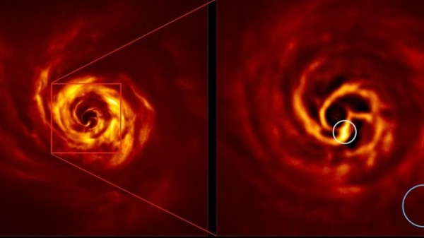 在圓盤的內部區域，發現有一處很明亮的黃色「扭曲」點，科學家們認為此標誌著一顆行星正在形成之中