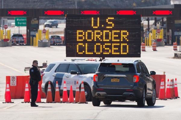 2020年3月，美加边境一显示屏显示美国边境关闭