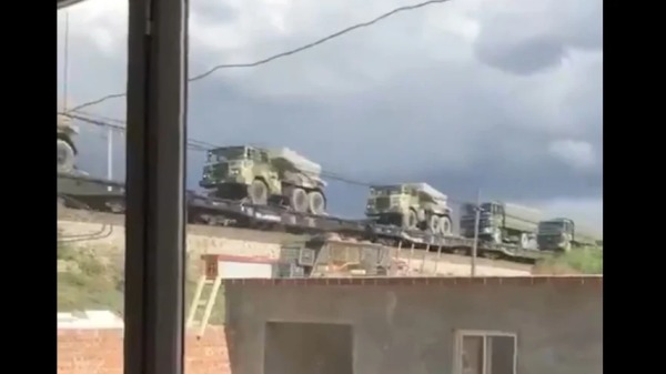 網友發布視頻稱，火車運載大量坦克、大炮、軍車入京