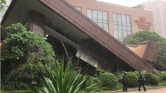 疫情未了广东再遭暴雨强灌酒店门坍塌“45度倾斜”(组图)