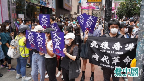 早上香港团体集合并游行到中联办进行抗议反对港版国安法。不仅如此，网民号召今日下午1时起进行“反恶歌法大游行”，表达对港府与北京的不满。