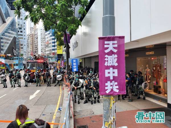 香港網民5月24日下午1時起在銅鑼灣、灣仔一帶進行「反惡歌法大遊行」，反對港版國安法、國歌法，表達對港府與北京的不滿。