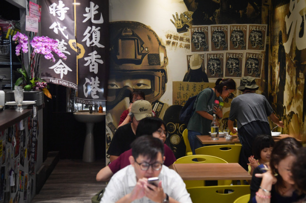 在中研院另一项最新调查显示，如今只有23％同意“中国政府是台湾的朋友”，不同意者则是升高到73％。图为“反送中”抗争者义务律师黄国桐在台湾开设的保护伞餐厅，许多民众实地到访用餐，给予抵台寻求庇护的港青支持。