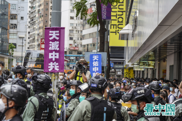 5月24日，港人上街反國安法，警察在示威地點戒備。