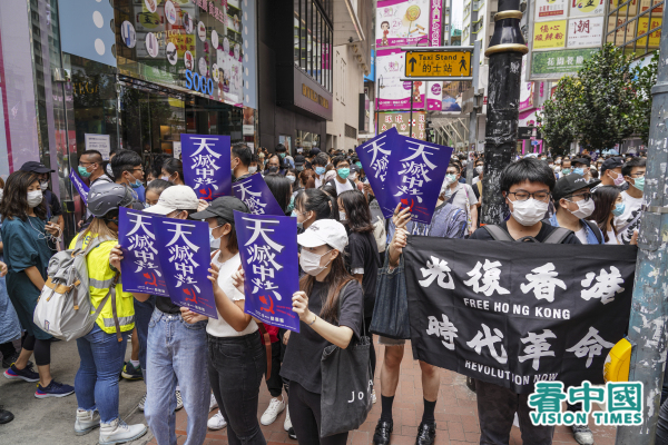 5月24日，港人走上街头抗议国安恶法。