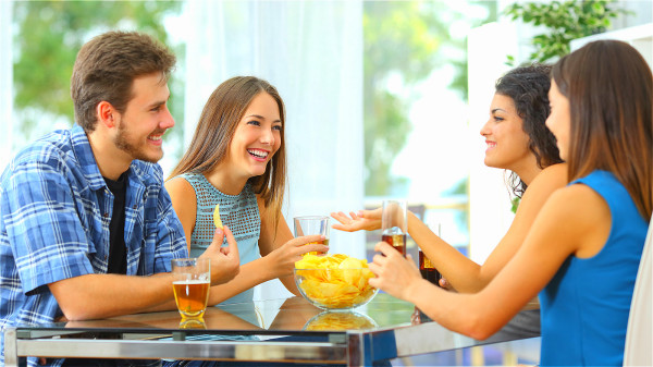 喝酒不仅会直接升高血压，还会损伤血管。