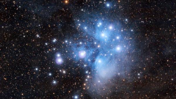 昴宿星團，簡稱昴星團，又稱七姊妹星團，編號M45。（