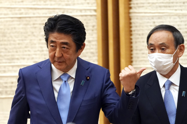 2020年5月4日，日本首相安倍晉三在東京首相官邸舉行的新聞發布會上，用手指向日本內閣官房長官菅義偉。