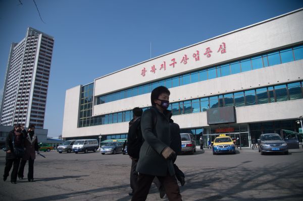 2020年2月26日，朝鲜平壤街头戴着口罩的行人。