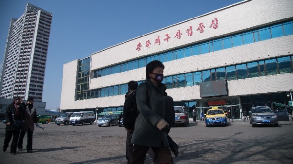2020年2月26日，朝鮮平壤街頭戴著口罩的行人。