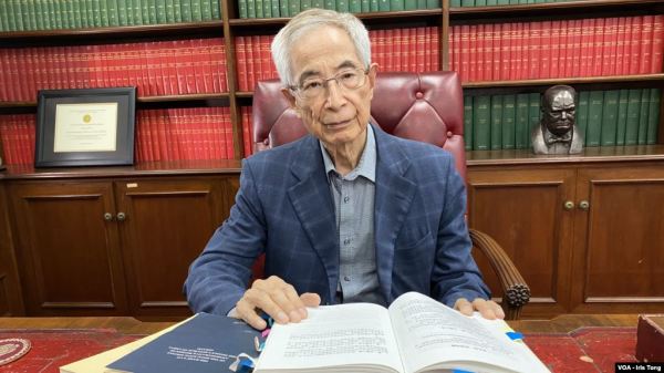 年届82岁的资深大律师李柱铭，因参与反送中游行，竟被港府送上被告席。（图片来源：VOA）