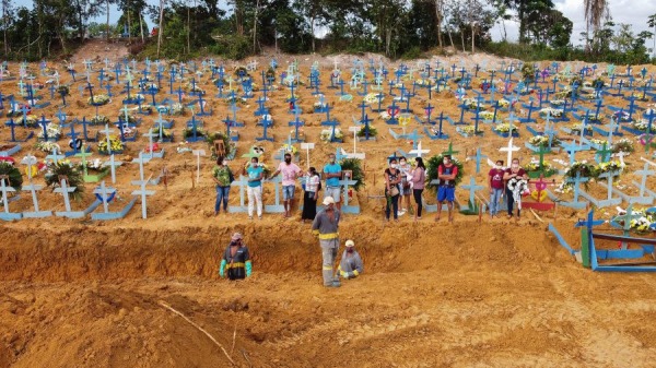 2020年4月22日在巴西亞馬遜森林的馬瑙斯的Nossa Senhora Aparecida公墓，新墳墓區埋葬武漢肺炎的受害者。