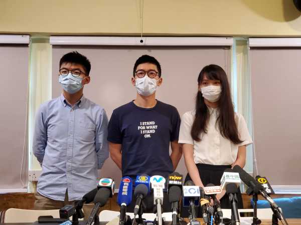 5月30日，香港众志的黄之峰、罗贯聪、周庭召开记者会，回应美国最新公布的制裁方案。