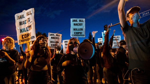 美國明尼蘇達州明尼阿波利斯市一名白人警察5月25日在執法過程中，疑致死一名黑人男子，引起該州民眾暴力抗議。圖為該市第五警察區附近的示威者。（圖片來源：Stephen Maturen/Getty Images）