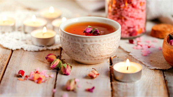 喝茶有养颜益寿、清肠通便、增强免疫力和防癌等多种功效。