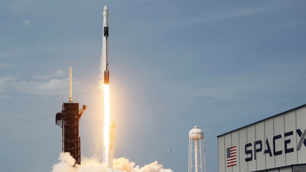 5月30日，SpaceX猎鹰9号火箭从佛罗里达州卡纳维拉尔角的肯尼迪宇航中心将两名美国宇航员送入太空。（