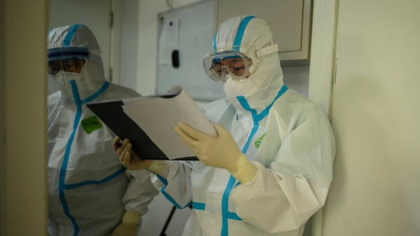 图为医务人员于2020年4月29日在北京的一个核酸测试诊所工作。