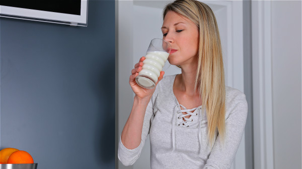 睡觉前喝一杯温牛奶，能对身体补充足够的钙。