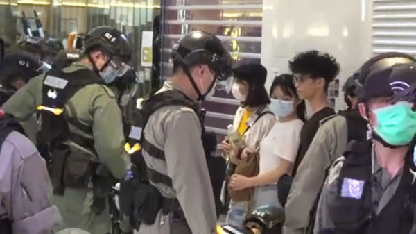 5月6日天水圍商場「和你唱」活動再遭港警打壓，有少年人被大批警察截查。（圖片來源：視頻截圖）
